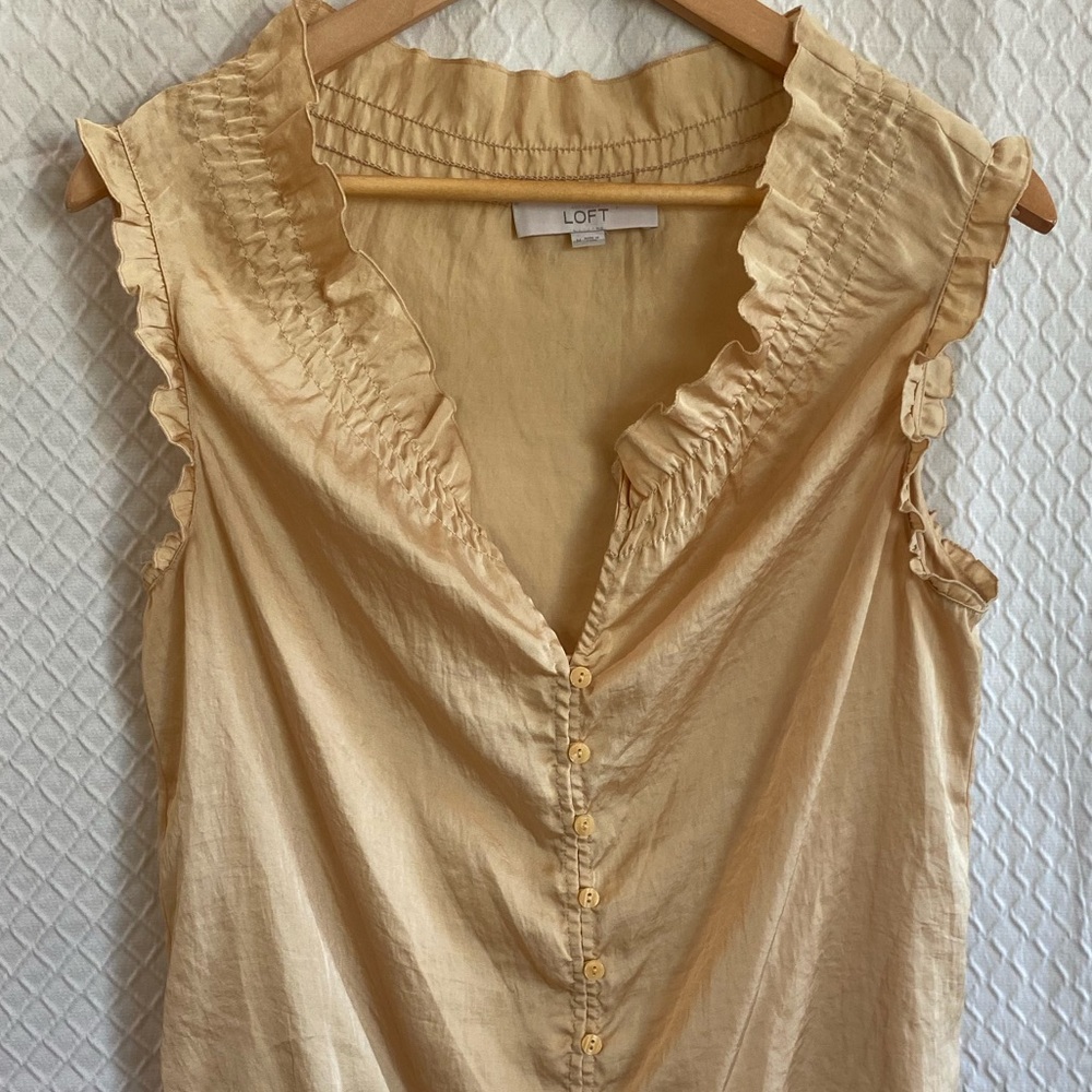 Ann Taylor LOFT Soft Yellow/Gold Satin Button Up Sleeveless Blouse.